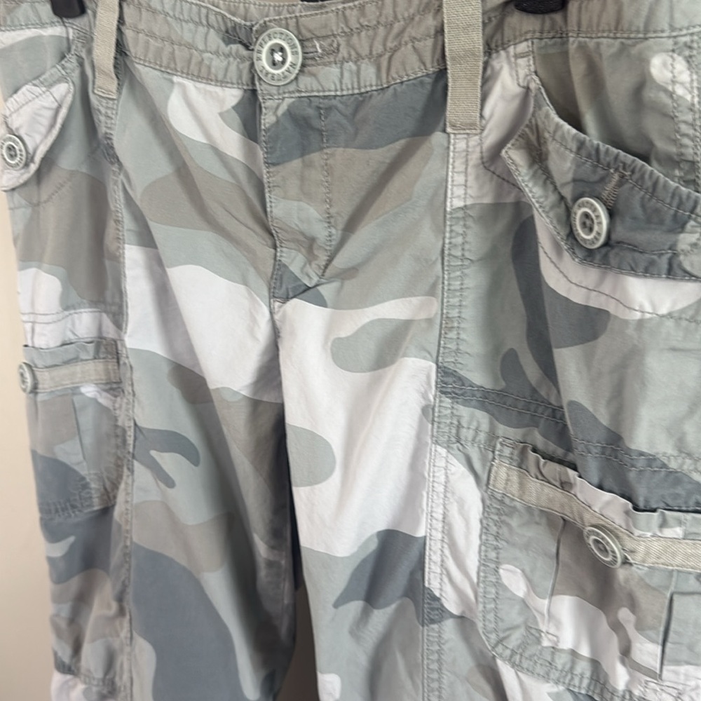 Natural Reflections Women’s Camouflage Cargo Pants Capris Size 8 - Picture 2 of 11